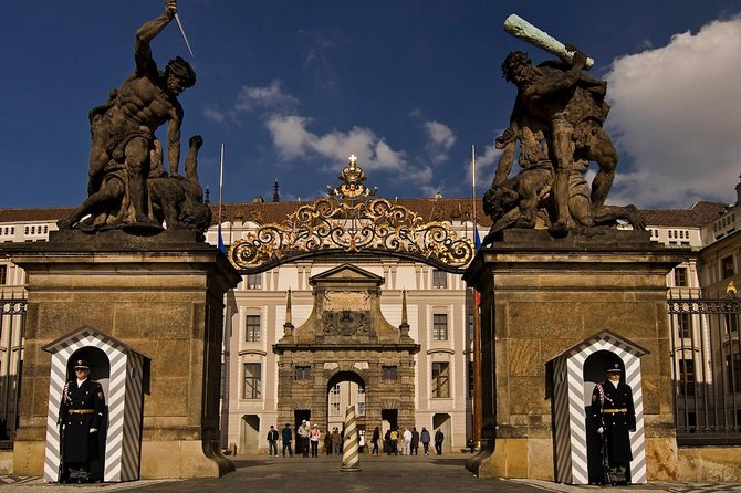 Prague Castle And Castle Grounds Walking Tour in french - Why Prague Castle deserves a half-day