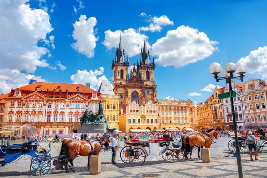 Prague: Castle and Jewish Quarter Tour - Old Town Square and the astronomical clock