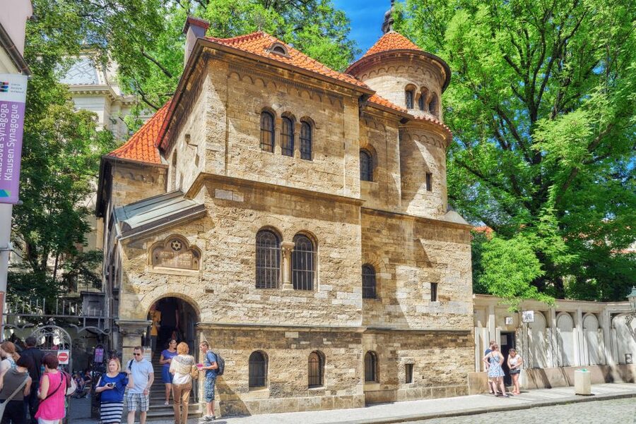 Prague: Castle and Jewish Quarter Tour with Cruise and Lunch - A Czech lunch with a drink