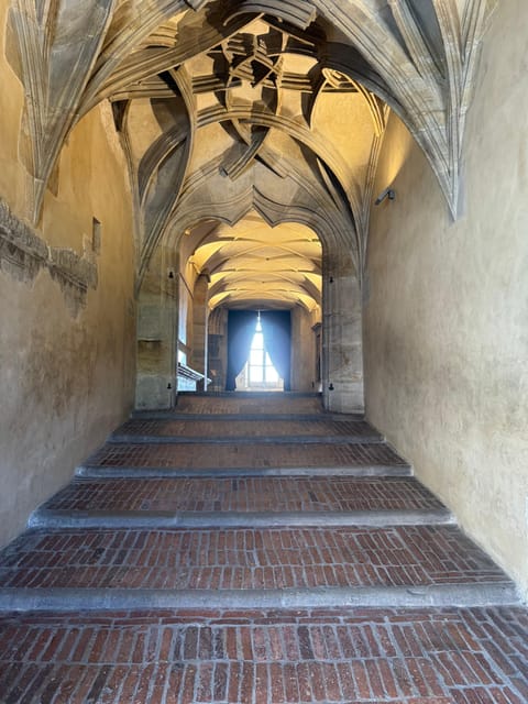 Prague Castle Interiors & Changing of the Guard-Small group - St. George’s Basilica in ten focused minutes