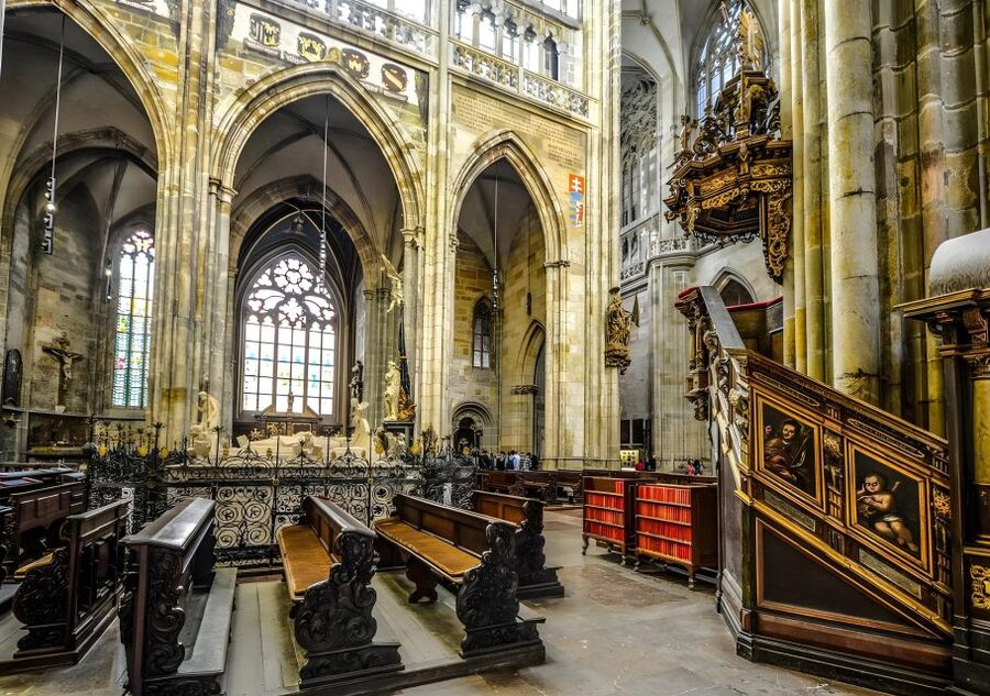 Prague Castle: Royal Palace, Cathedral, and Golden Lane Tour - Golden Lane: colorful houses and castle folklore