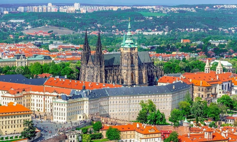 Prague Castle tour - The courtyards and the castle setting