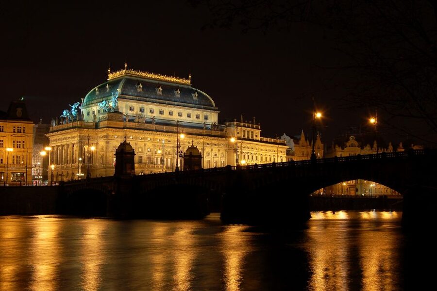 Prague: City Tour and Dinner Cruise with Hotel Pickup - Key points at a glance