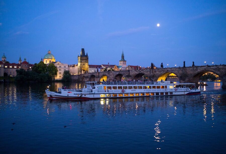 Prague: City Tour and Dinner Cruise with Hotel Pickup - What dinner is like on board