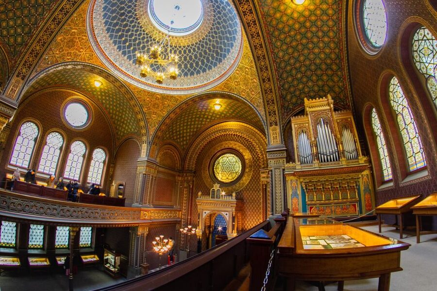 Prague: Classical Concert in the Spanish Synagogue - The musicians, soprano, and small-scale sound