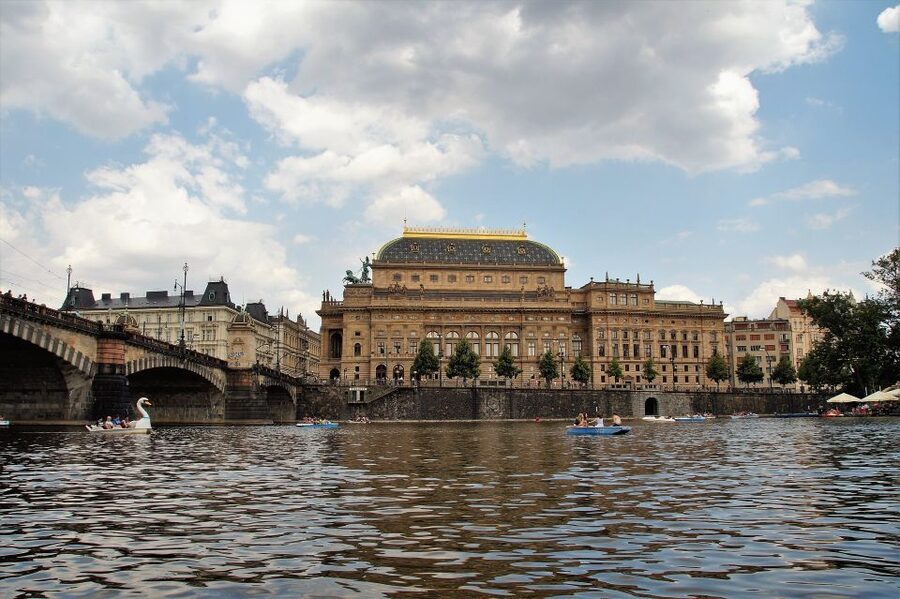Prague Complete Tour in Spanish & Lunch, Tickets - Prague Castle, where the city rises above the river