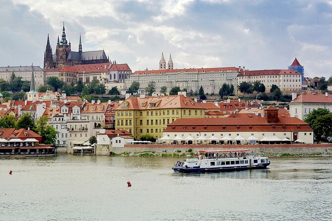 Prague DeLuxe Tour: Views, Hidden Gems, Tastings & River Cruise - Old Town treats and a useful pause