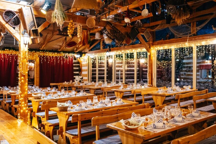 Prague: Dinner with Folk Show and Open Bar - Arriving at the restaurant
