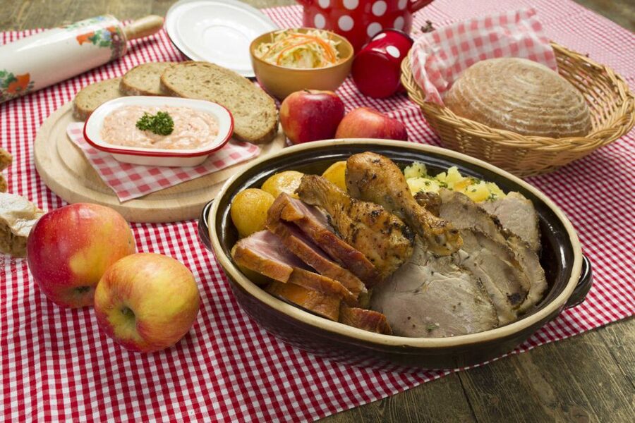 Prague: Evening Folklore Garden Party with Traditional Menu - My booking advice for a smoother night
