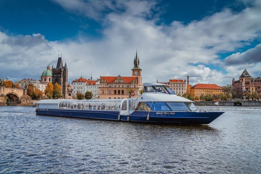 Prague: Evening Vltava River Eco Cruise with Prosecco - Prague Castle and the Historic Riverbank