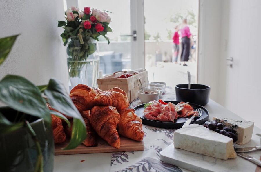 Prague: Farmers Market and Brunch Class with Celebrity Chef - Prosecco, coffee and a generous table