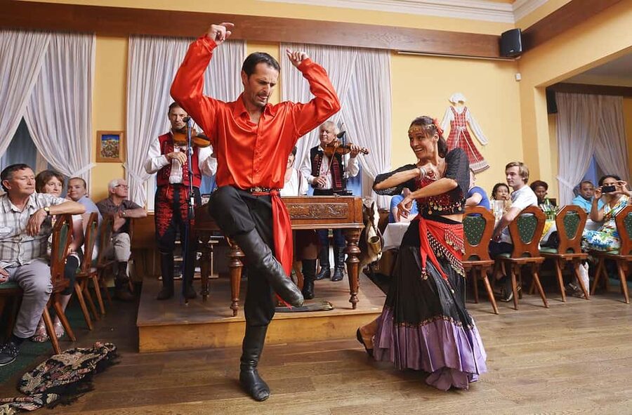 Prague: Folk Dancing Dinner Experience - Leaving Prague without solving the evening logistics