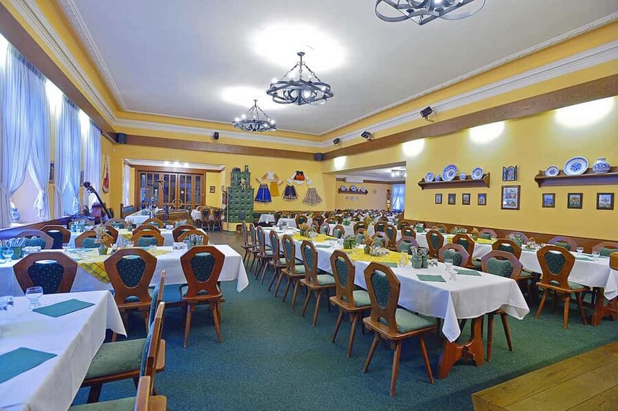 Prague: Folk Dancing Dinner Experience - The folk show: what you are really paying to see