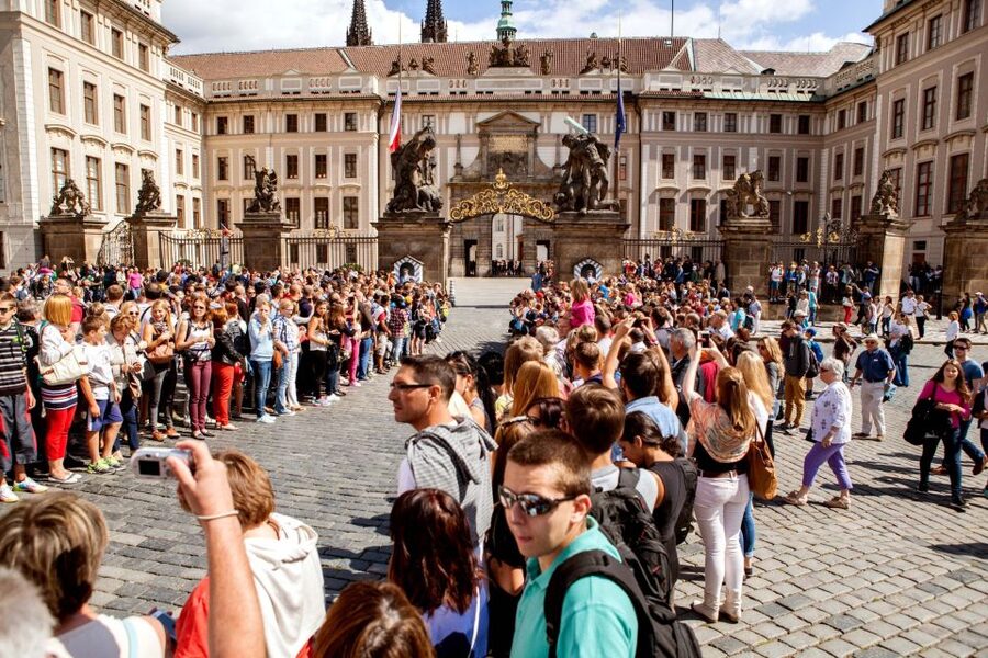 Prague: Full-Day Sightseeing Tour with Cruise and Lunch - Guide quality and language choices