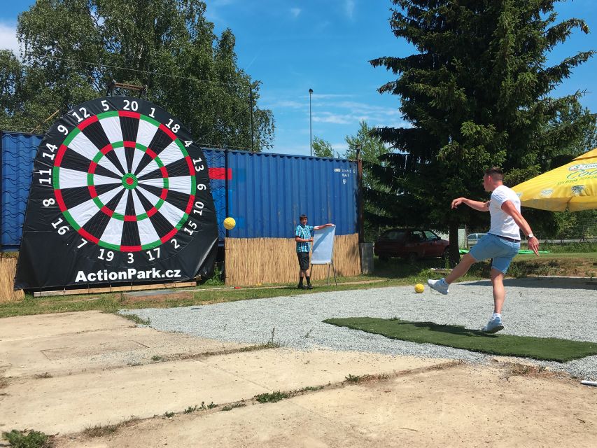 Prague : Giant Foot Darts and Giant Beer Pong Game - Choosing between the two formats