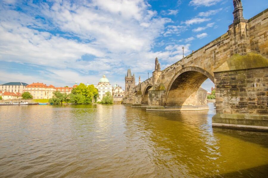 Prague: Guided Bus & Walking Tour with River Cruise & Lunch - What this six-and-a-half-hour Prague tour is really like