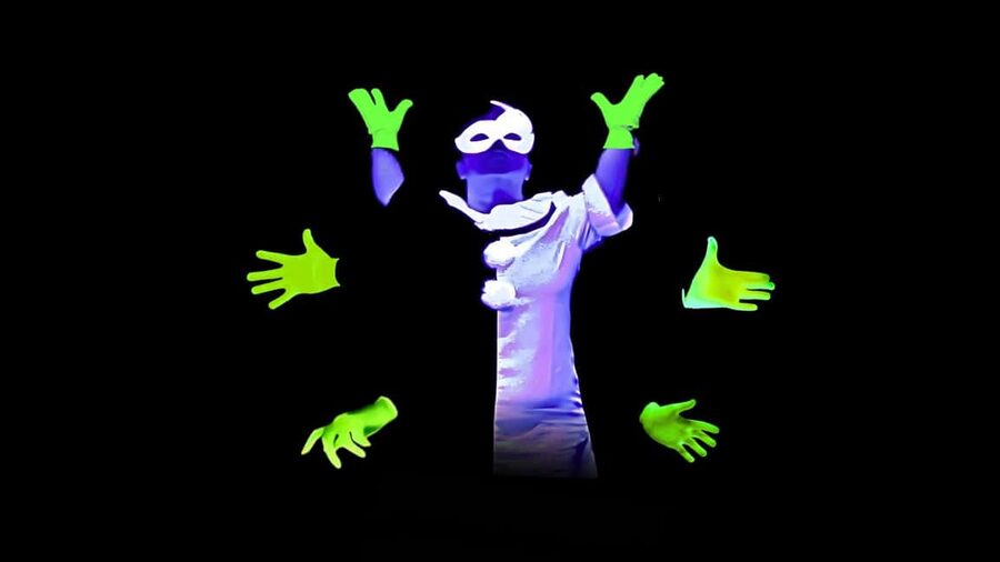 Prague: Images of Love Black Light Theatre Show - How the 70-minute story unfolds