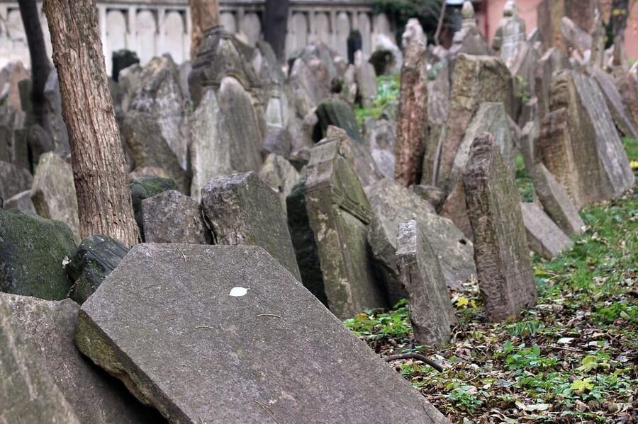 Prague: Jewish Quarter and Museum Guided Tour - Pinkas Synagogue and the weight of remembrance