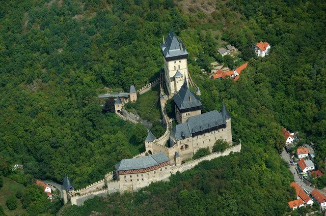 Prague: Karlštejn Castle Guided Tour with Entry Ticket - The uphill approach to the castle