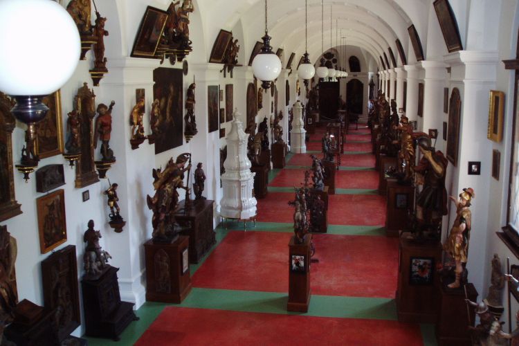 Prague: Karlštejn Castle Guided Tour with Entry Ticket - Who will enjoy this half-day outing