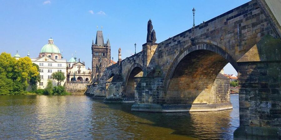 Prague: Lunch Cruise on Vltava River with open Buffet - Lesser Town and the Lock Passage