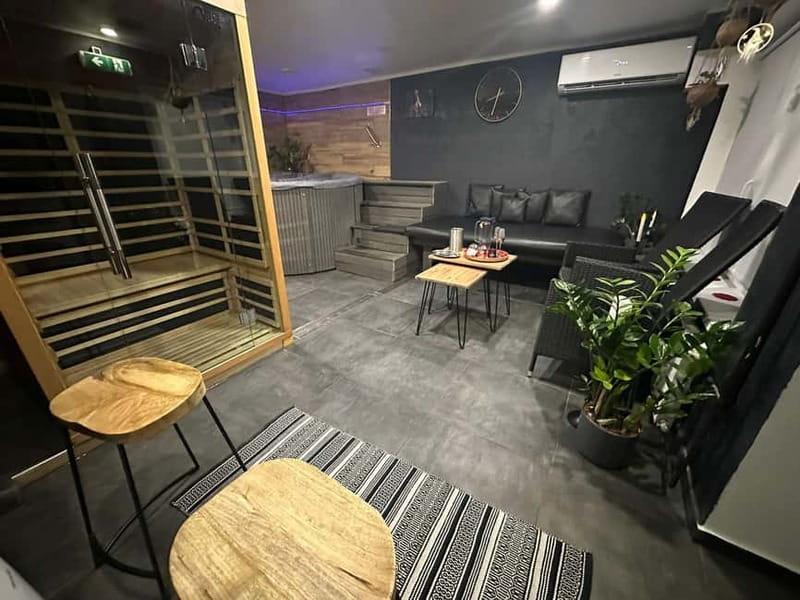 Prague: Modern Private Spa with Jacuzzi and Sauna - A private spa break away from central Prague