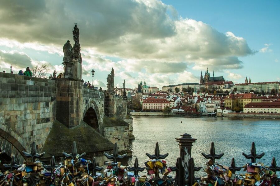 Prague: Old Town and Jewish Quarter Guided Tour in German - A smart first walk through Prague’s historic center