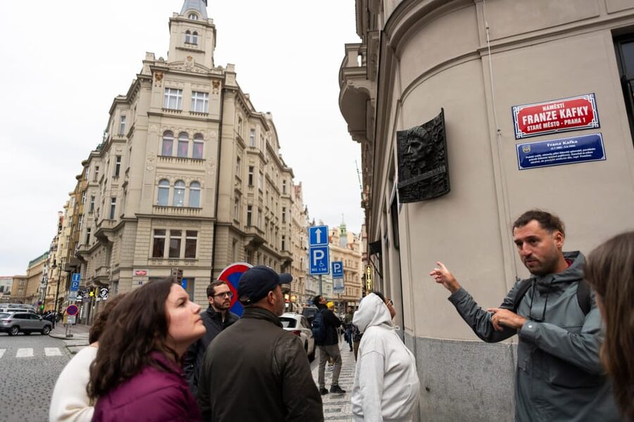 Prague: Old Town, Jewish Quarter & Astro Clock Walking Tour - Language choices and guide quality