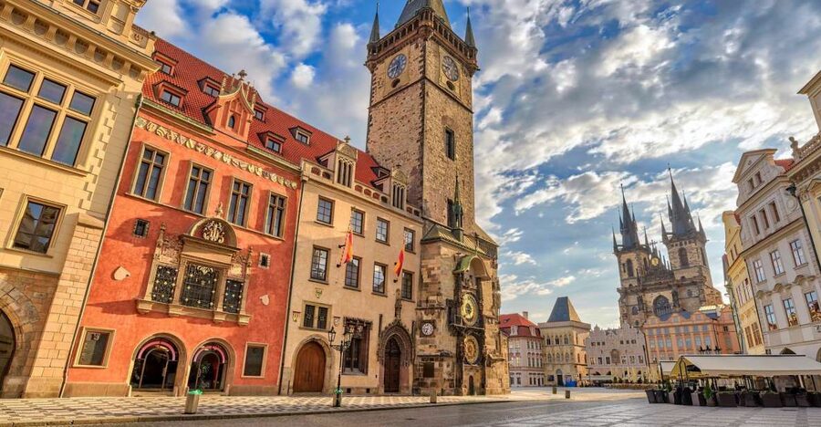 Prague: Old Town, Jewish Quarter & Astro Clock Walking Tour - Old Town Square and the Astronomical Clock