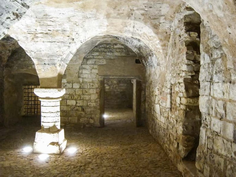 Prague: Oldtown, Medieval Underground & Dungeon History Tour - Medieval Prague through disaster and conflict