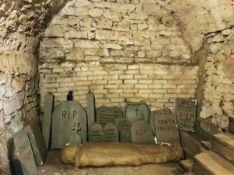 Prague: Oldtown, Medieval Underground & Dungeon History Tour - How the 80 minutes feels in practice