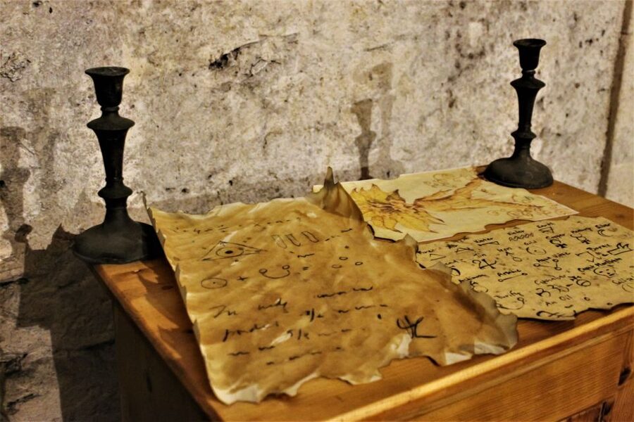 Prague: Oldtown, Medieval Underground & Dungeon History Tour - Who will enjoy this Prague underground tour?