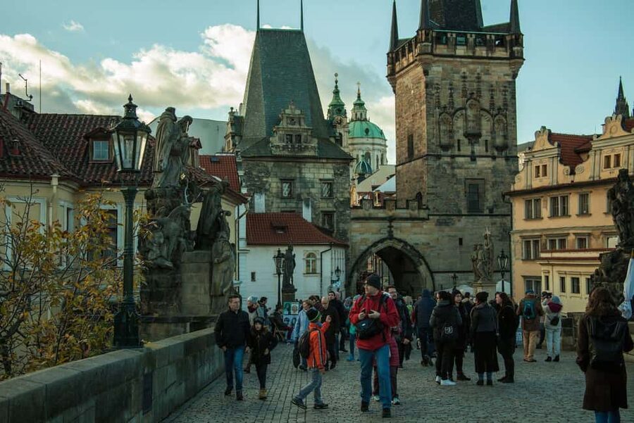 Prague: Prague Castle & Charles Bridge – guided tour in German - Crossing Charles Bridge in 15 minutes