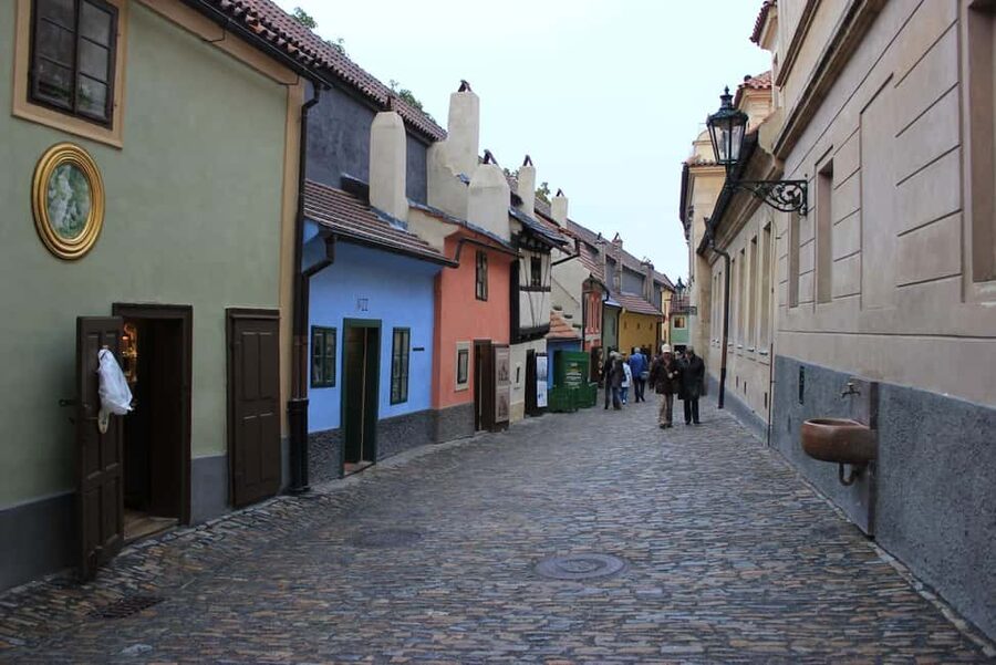 Prague: Prague Castle & Charles Bridge – guided tour in German - Prague Castle courtyards and St. Vitus Cathedral from outside