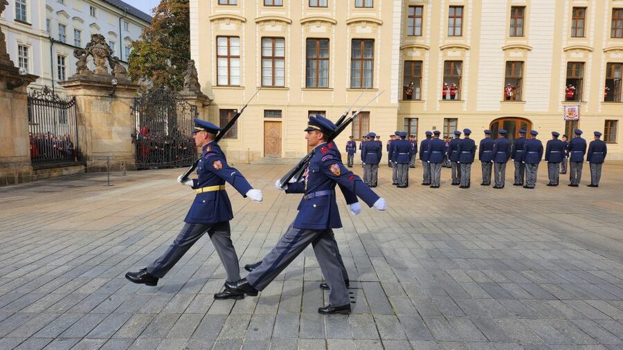 Prague: Prague Castle Private Walking Tour - St. Vitus Cathedral and the Gothic heart of Prague