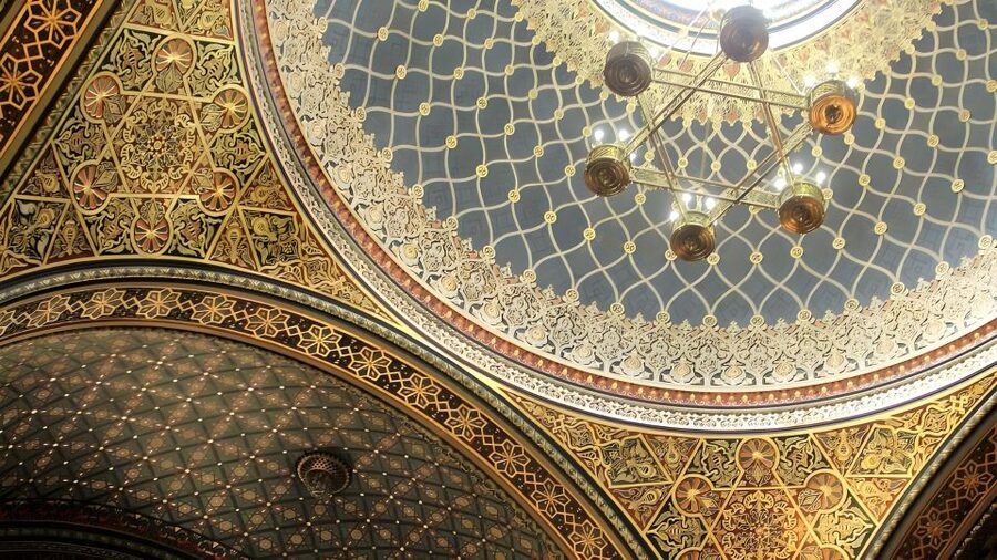 Prague: Prague Synagogues & the Jewish Cemetery Guided Tour - Spanish Synagogue: the grand finish