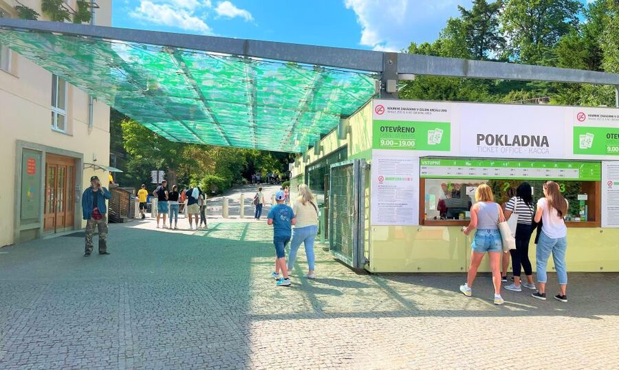 Prague: Prague Zoo Audio Guide with E-Ticket - Language choices and family use