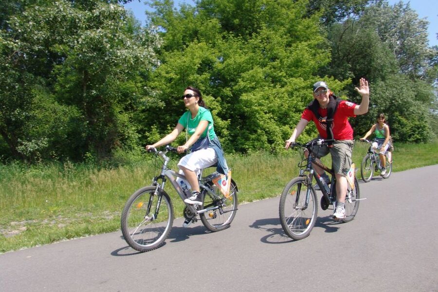 Prague: River & Park Bike Tour to Troja Chateau - Leaving Dlouhá Street for the Vltava