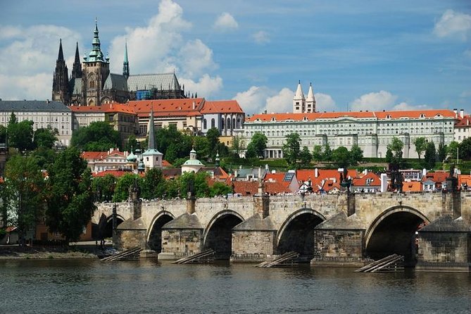 Prague's charming old places tour in Russian language - What this Prague tour is trying to do
