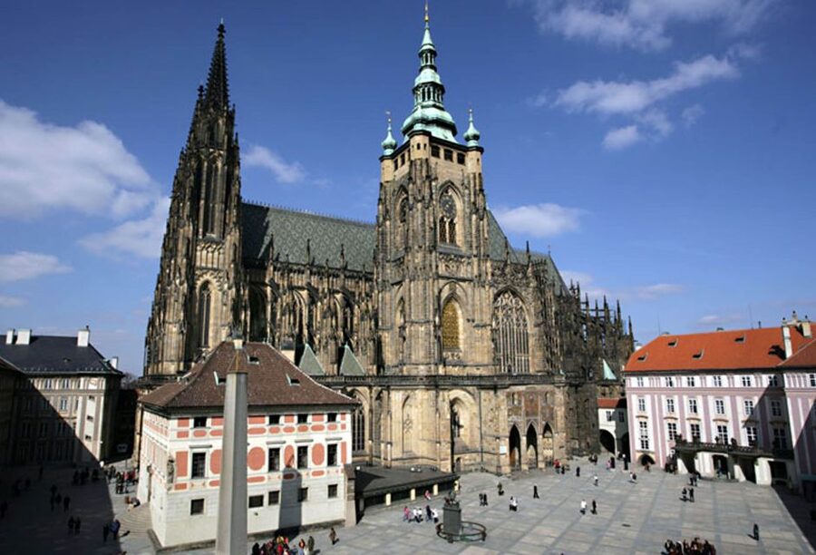 Prague: Stunning Viewpoints, Castle, City & Park Bike Tour - Royal Gardens and Prague Castle