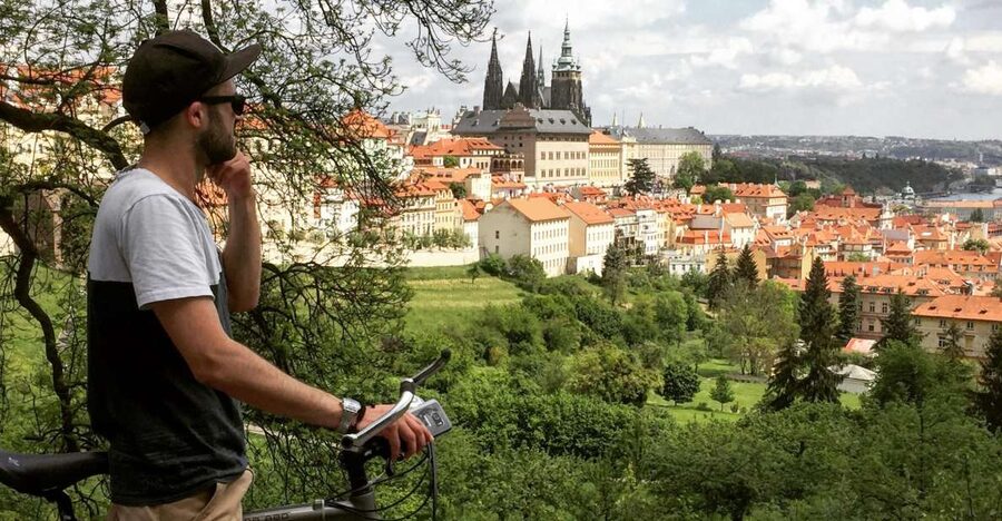 Prague: Stunning Viewpoints, Castle, City & Park E-Bike Tour - Kampa Island and the beer garden pause