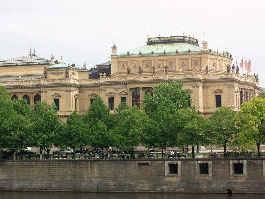 Prague: Tailored Sightseeing Tour in French - What the private group format changes