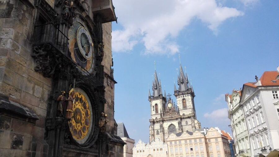 Prague: Vintage Car Ride and Walking Tour - Arriving at Prague Castle