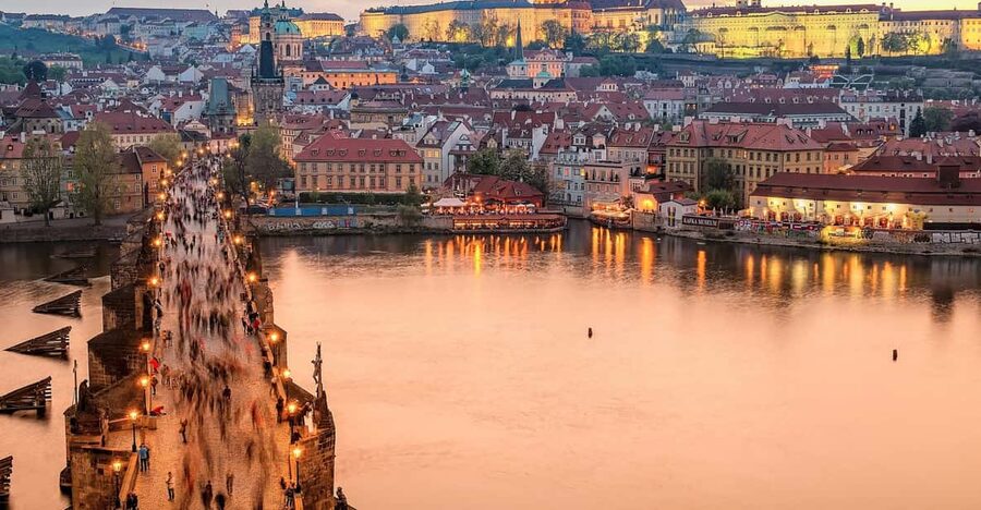 Prague : Visite insolite avec un guide journaliste français - How the $48 price works for your trip