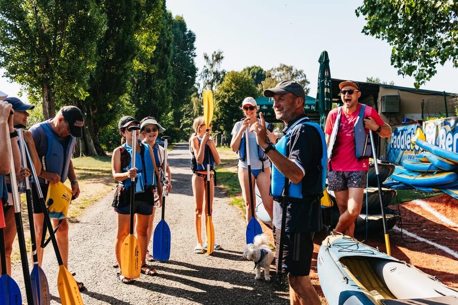 Prague: Vltava River Guided Canoeing Tour - Photos, pacing, and the garden pub finish