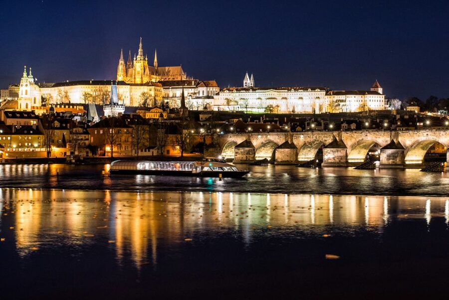 Prague: Vltava River Night Cruise with Buffet - Who will enjoy this Vltava dinner cruise?