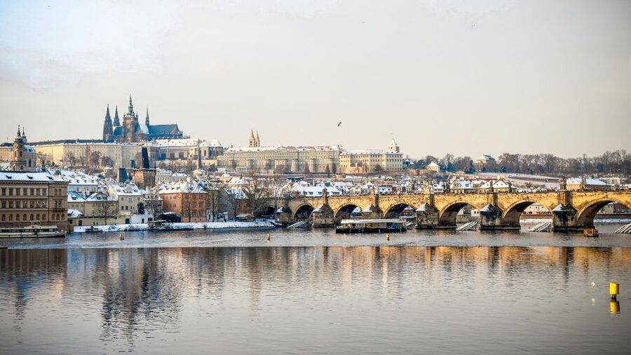 Prague: Vltava River Sightseeing Cruise - Food, Czech beer, and onboard service