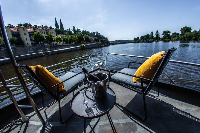 Prague YachtBoat CLASSIC cruise with Unlimited Beer or Prosecco - Two hours around Žluté lázně