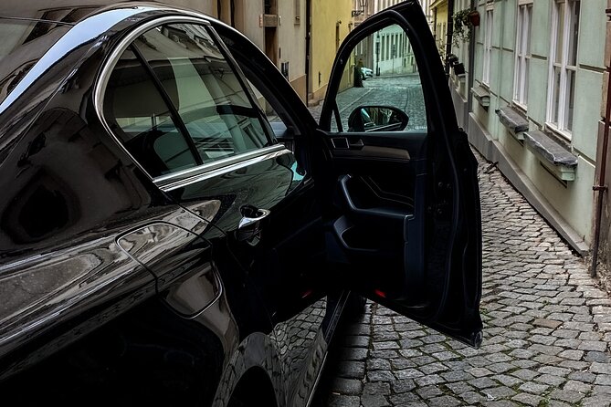 Private ARRIVAL Transfer by LIMOUSINE 3+1pax - Meeting your driver inside Prague Airport