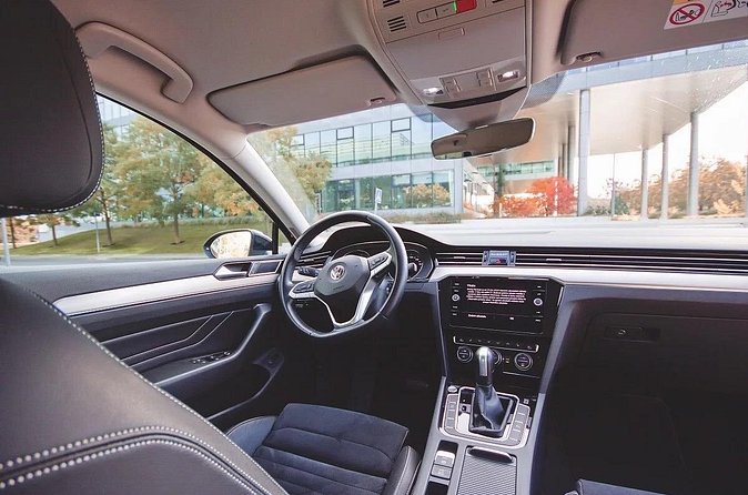Private ARRIVAL Transfer by LIMOUSINE 3+1pax - Late arrivals, flight changes, and return rides